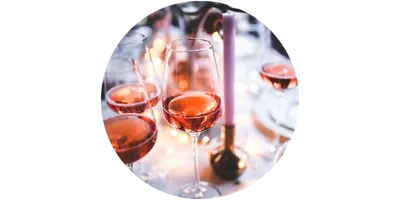 Weinglaeser mit Roséwein_Verlinkung zur Kategorie Roséweine