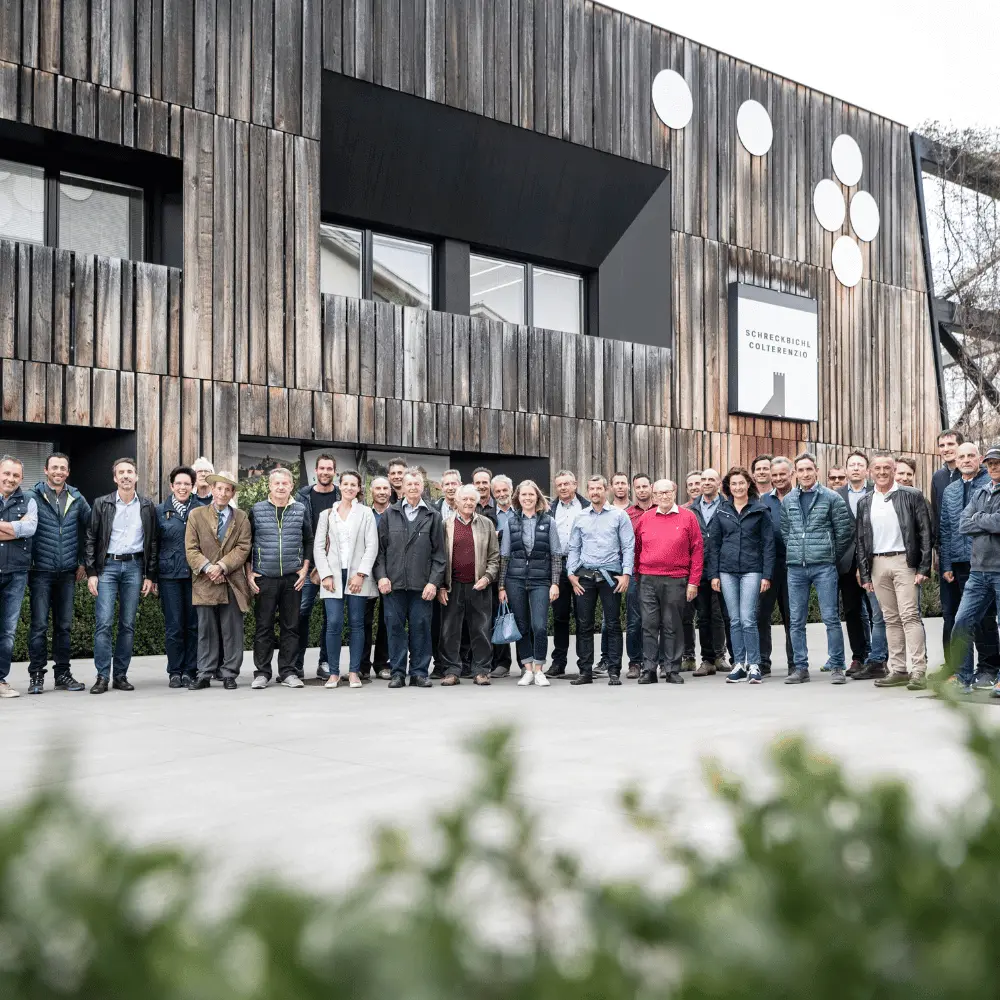 Das Team vom Weingut Schreckbichl_Mitarbeiter vor dem Gebaeude